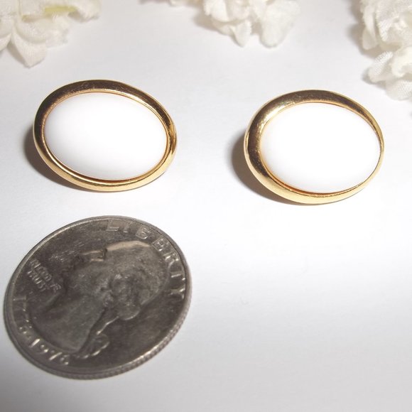 Vintage Earrings, White and Gold Vintage Earrings, Retro Earrings, Trifari 7385 - Picture 4 of 6